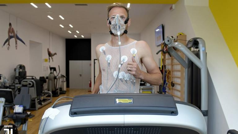 Pemain belakang Timnas Jerman, Howedes saat menjalani tes medis di J-Medical, Turin. 