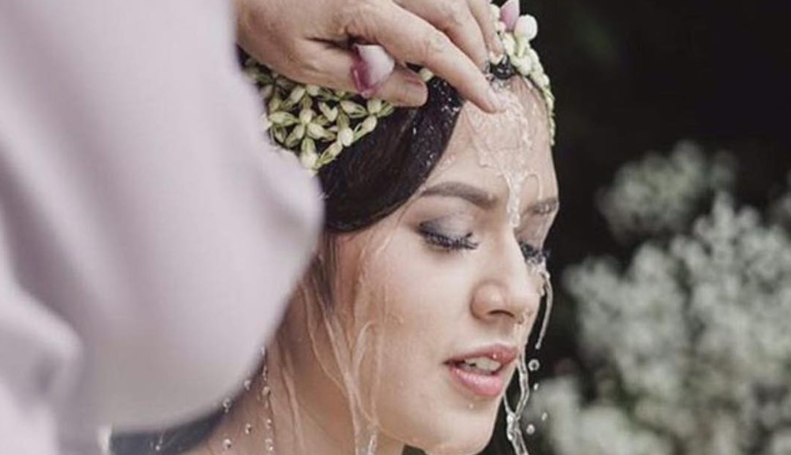 Raisa saat prosesi siraman. (Foto: @thebridestory)