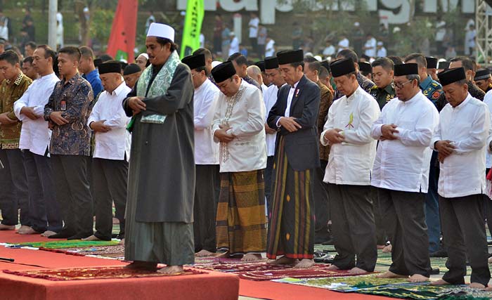 Presiden Joko Widodo (keempat kanan) melaksanakan salat Iduladha 1438 H di Lapangan Merdeka, Kota Sukabumi, Jawa Barat, Jumat (1/9). Pada kesempatan tersebut, Jokowi menyampaikan sambutan terkait keberagaman di hadapan ribuan masyarakat Sukabumi yang ikut menunaikan shalat Iduladha. (foto:agus suparto/antara)