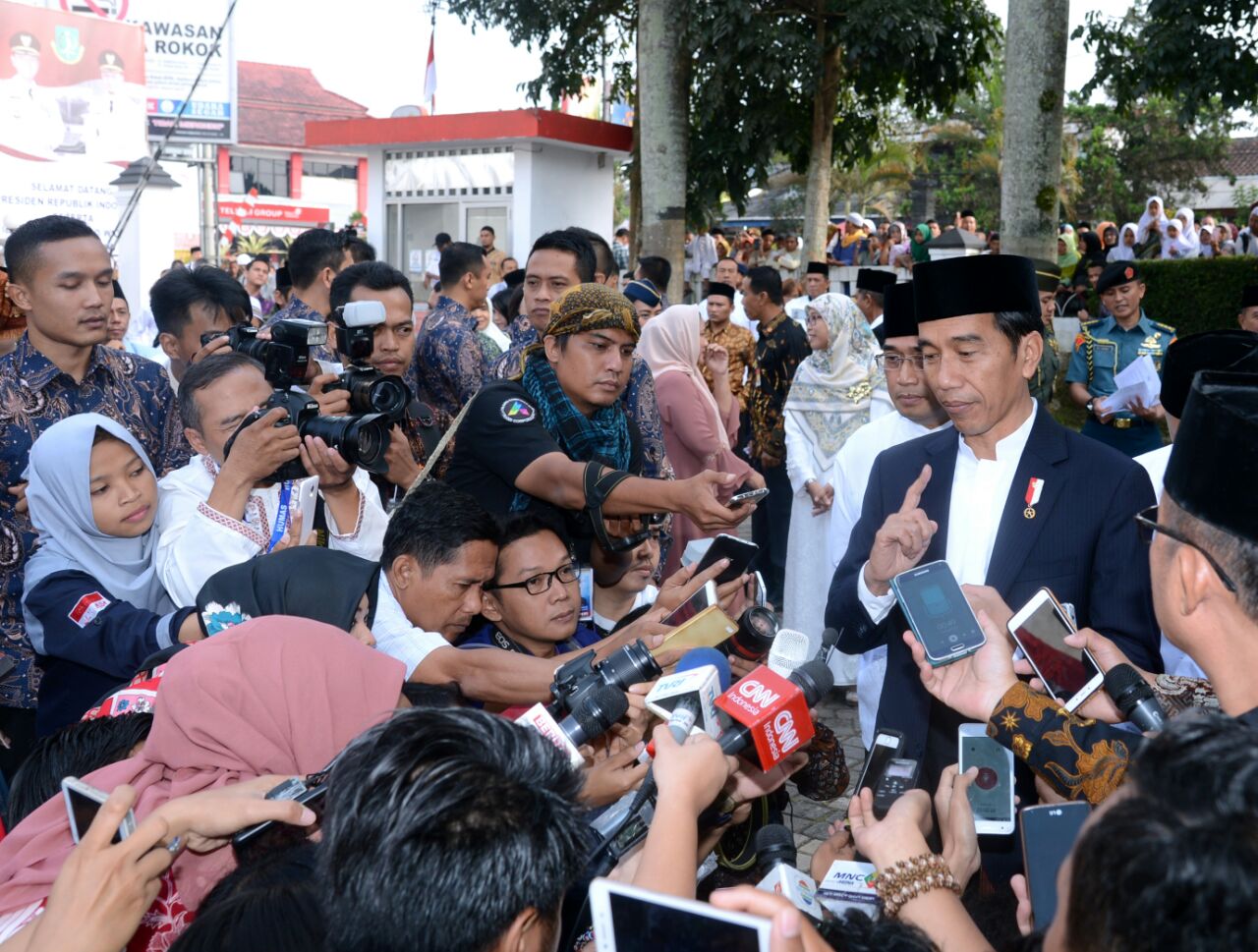 Presiden Joko Widodo menyampaikan kepada awak media pembangunan jalur ganda kereta api Bogor-Sukabumi akan dimulai tahun ini, Jumat (1/9), di Lapangan Merdeka, Kota Sukabumi. (Foto: Biro pers/Setpres) 