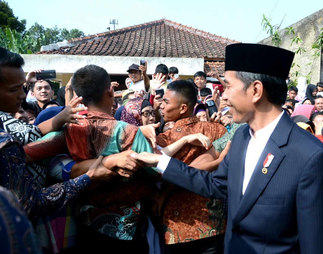 Presiden Joko Widodo menyapa masyarakat seusai salat Idul Adha di Sukabumi, Jumat (1/9). (Foto: Biro Pers/Setpres) 