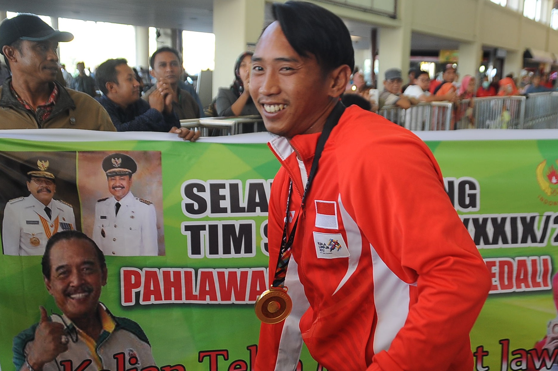 Atlet ski Air dan wakeboard Jatim, M. Zahidi Putu mendapat sambutan hangat saat tiba di Bandara Juanda, Surabaya, usai mendulang dua emas di ajang Sea Games 2017/Malaysia, petang tadi. 