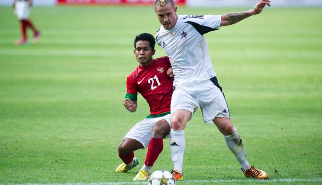 Andik Vermansah saat due dengan pemain Belgia Radja Nainggolan. Sore ini, mantan pemain Persebaya itu menjalani debut perdana bersama Timnas Indonesia dibawah pelatih Luis Milla