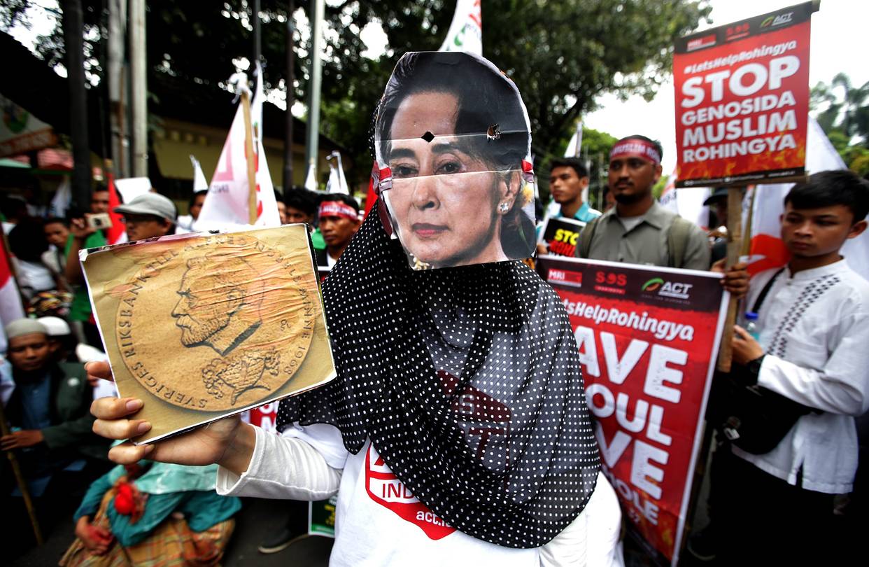 Demonstran menggunakan topeng petinggi Myanmar, saat melakukan aksi protes di depan Kedubes Myanmar, Sabtu (2/9). (Foto: Wallstreet)