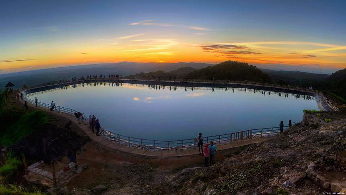 Senja memukau di Gunung Api Purba Nglanggeran, Gunungkidul. foto : istimewa by wisnu yanuar