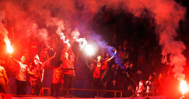 Ulah suporter tak bertanggungjawab dan keteledoran panitia pertandingan membuat flare atau sejenisnya masih masuk dalam stadion yang akhirnya menimbulkan korban jiwa. 