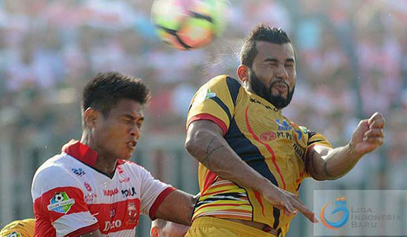 Penyerang Mitra Kukar asal Brasil Marclei berduel dengan pemain belakang Madura United. foto:ligaindonesia.id  