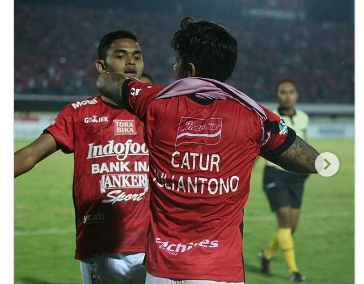 Irfan Bachdim melakukan selebrasi khusus di Stadion I Wayan Dipta, Bali, tadi malam. Gol dan selebrasi ini sebagai tanda duka dan motivasi kepada keluarga suporter Timnas Indonesia yang meninggal akibat ledakan rocket flare.  
