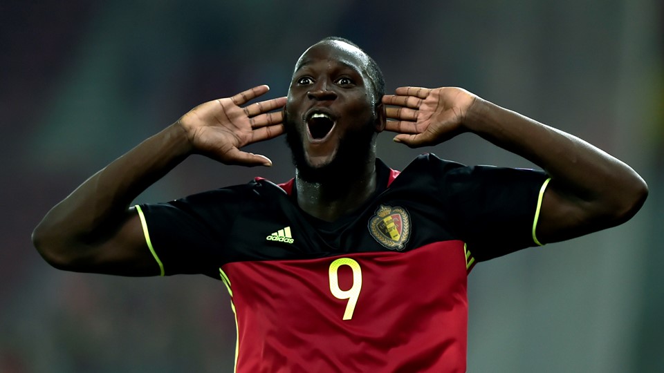 Aku datang Rusia. Gaya selebrasi Romero Lukaku usai mencetak gol penentu kemenangan Belgia atas Yunani dalam kualifikasi Piala Dunia 2018/Rusia, dini hari tadi. foto:fifa.com     