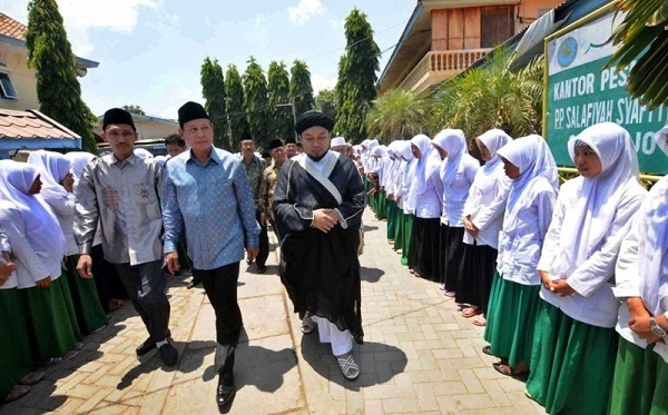 BERJUBAH: KH Azaim Al-Ibrohimy, Pengasuh Pesantren Salafiyah Syafiiyah Sukorejo Asembagus Situbondo. (foto: ngopibareng.id)