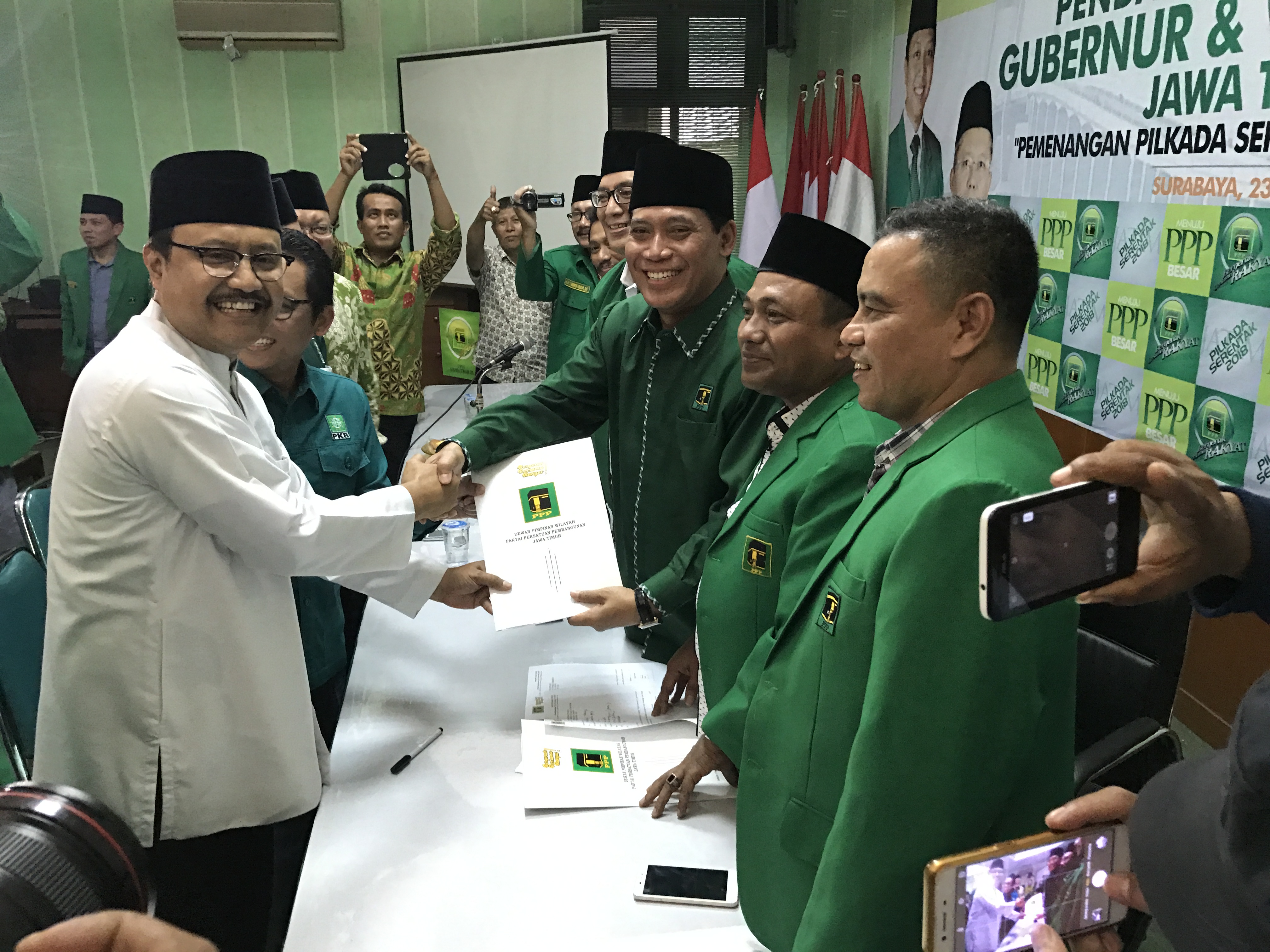 Musyafak Noer menerima proses pendaftaran Cagub dari Saifullah Yusuf (Gus Ipul)