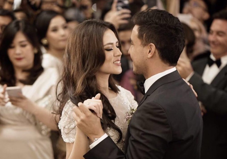 Raisa dan Hamish berdansa di pesta pernikahannya, di Grand Ballroom, MidPlaza Ayana Hotel, Jakarta, Minggu (3/9). (Foto: TheBrideStory)