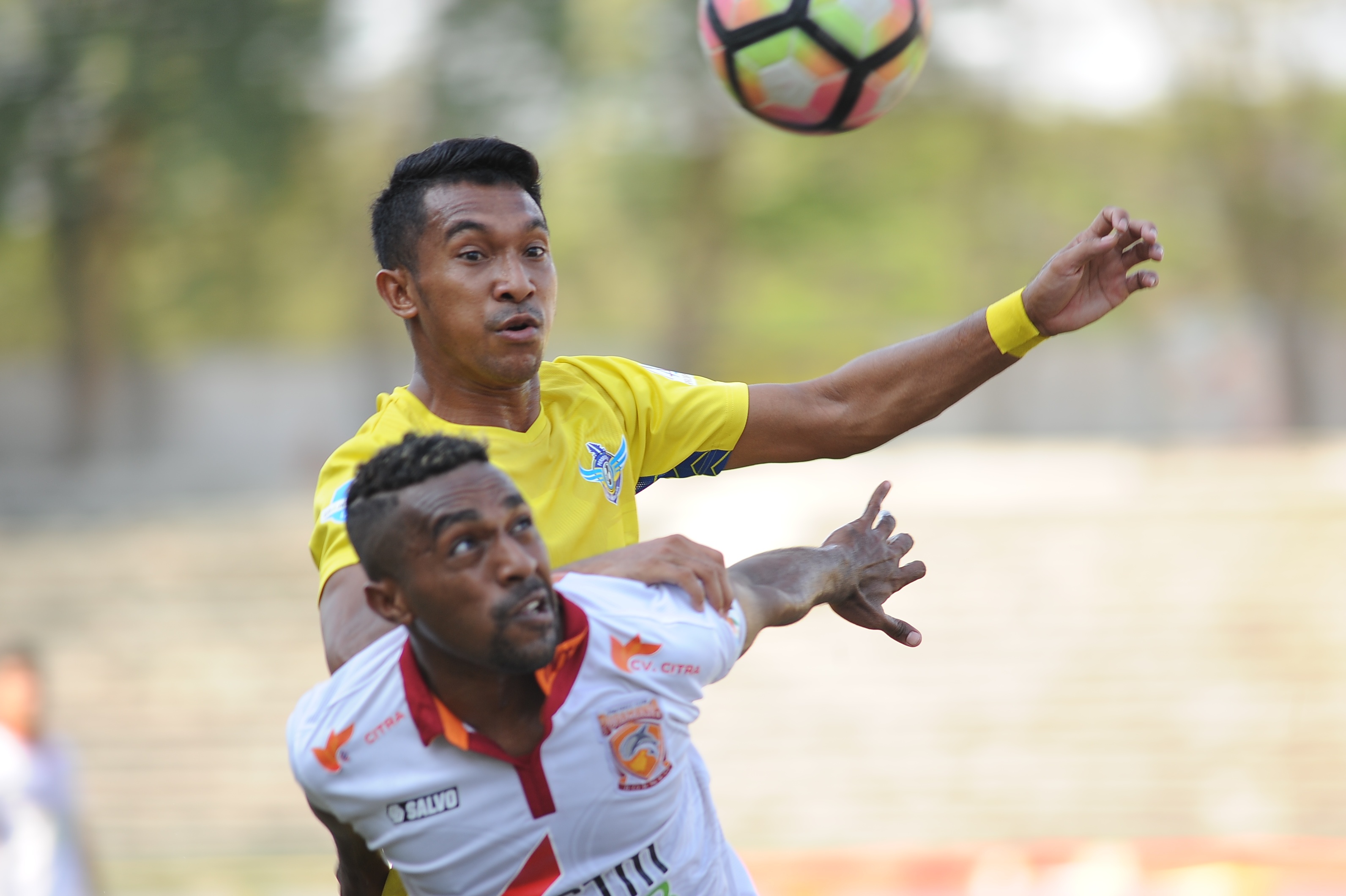 Duel pemain Persegres Gresik United melawan Borneo FC,di Stadion Tri Dharma  sore tadi. Foto:brn 