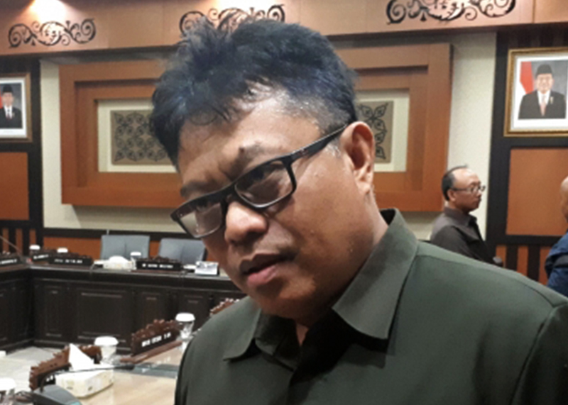 Anggota Komisi E DPRD Jawa Timur Agus Dono Wibawanto saat mengomentari prestasi olahraga Indonesia yang kini tengah terpuruk. (foto: istimewa)