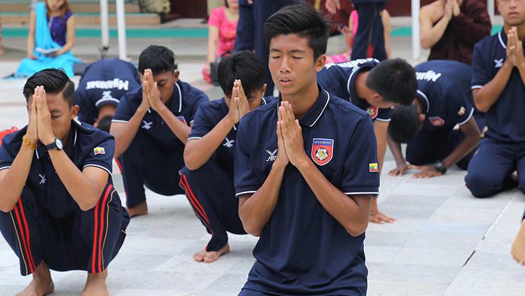 Pemain Myanmar ketika berada di Pagoda Shwedagon, pagi tadi.