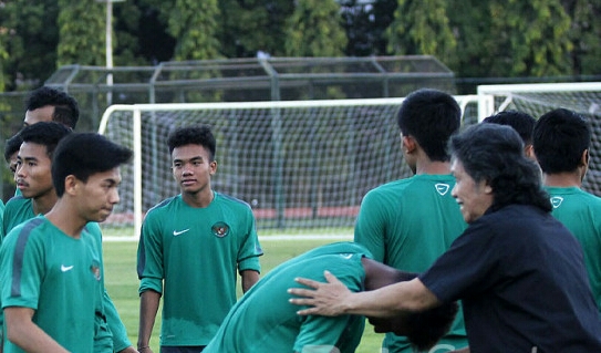 Skuad Timnas Indonesia U 18 saat didatangi Emha Ainun Nadjib, Agustus lalu. Malam nanti, Tim Garuda Nusantara akan mencoba menjinakkan kekuatan tuan rumah Myanmar dalam laga perdana Piala AFF U19. 