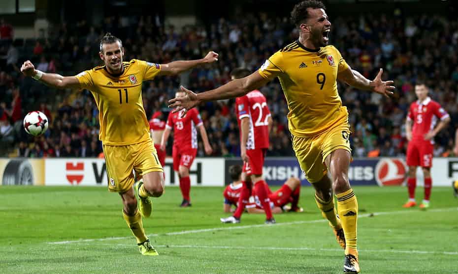 Gelandang Wales Aaron Ramsey mencetak gol menit 90 ke gawang Moldova membuat peluang Wales lolos Piala Dunia 2018 masih terjaga. foto:guardian