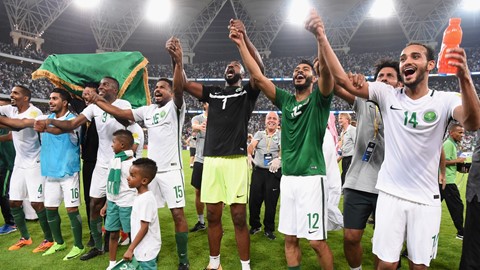 Pemain Arab Saudi merayakan kemenangan atas Jepang sekaligus memastikan tiket lolos ke Piala Dunia 2018 di Rusia.foto:gettyimage 