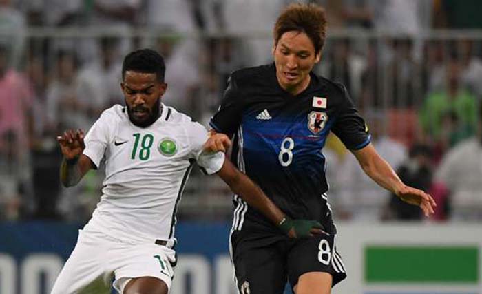 Pemain Jepang Genki Haraguchi (kanan) berusaha menempel pemain Arab Saudi Nawaf Al Abid dalam pertandingan penyisihan Piala Dunia Zona Asia, di Jeddah, hari Selasa (5/9) malam. Saudi menang 1-0 dan memastikan berangkat ke Rusia tahun depan. (foto:goal.com)