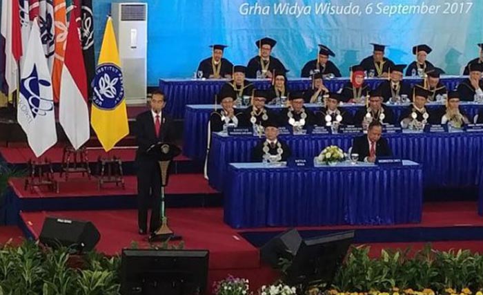 Presiden Jokowi saat orasi pada sidang terbuka IPB (Instiitut Pertanian Bogor) di  Bogor, Rabu (6/9). (foto: tribun kaltim)