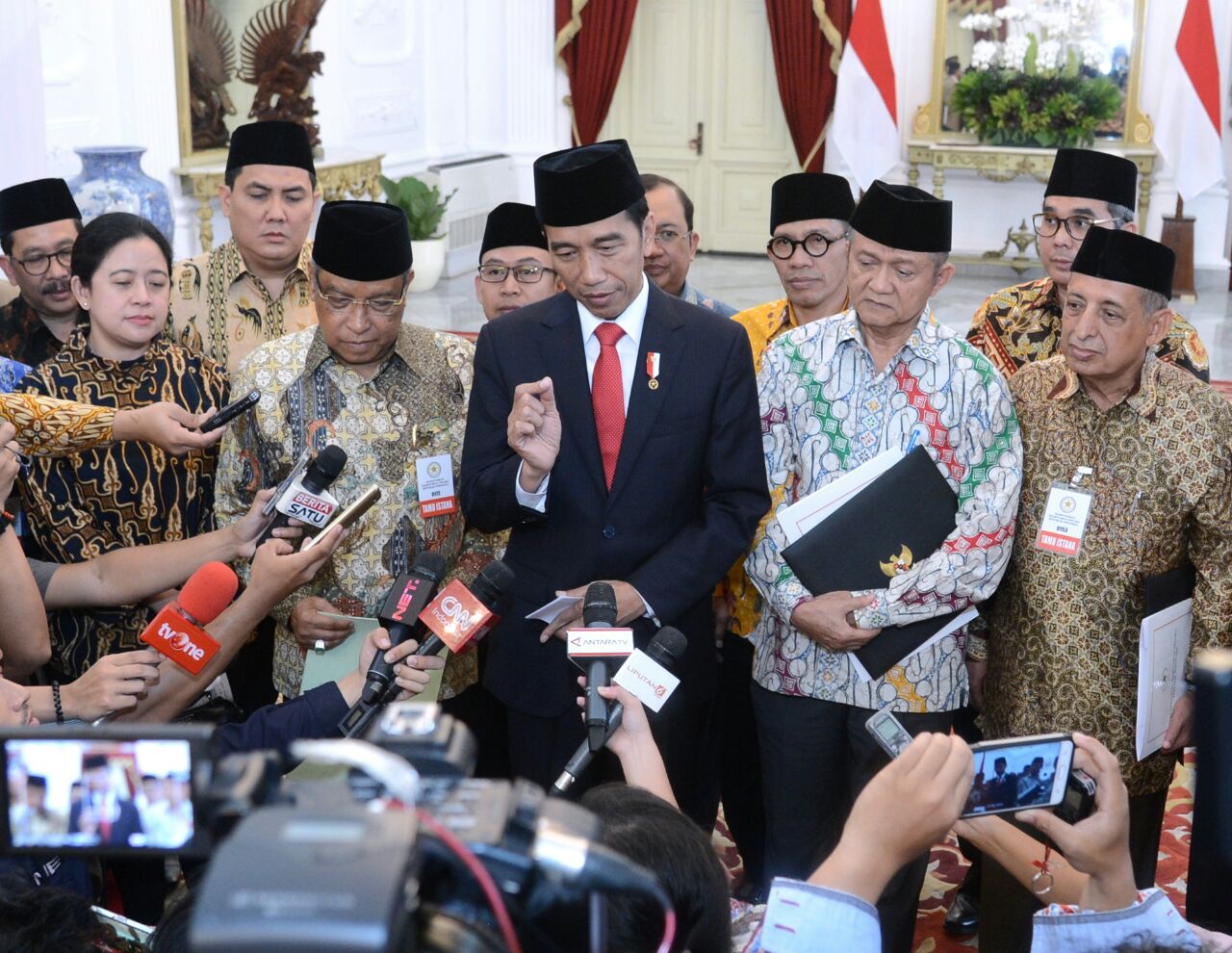 Presiden Joko Widodo memberikan keterangan kepada awak media setelah menandatangani Peraturan Presiden (Perpres) Nomor 87 tentang Penguatan Pendidikan Karakter di Istana Merdeka, Rabu (6/9). (Foto: Biro Pers/Setpres) 