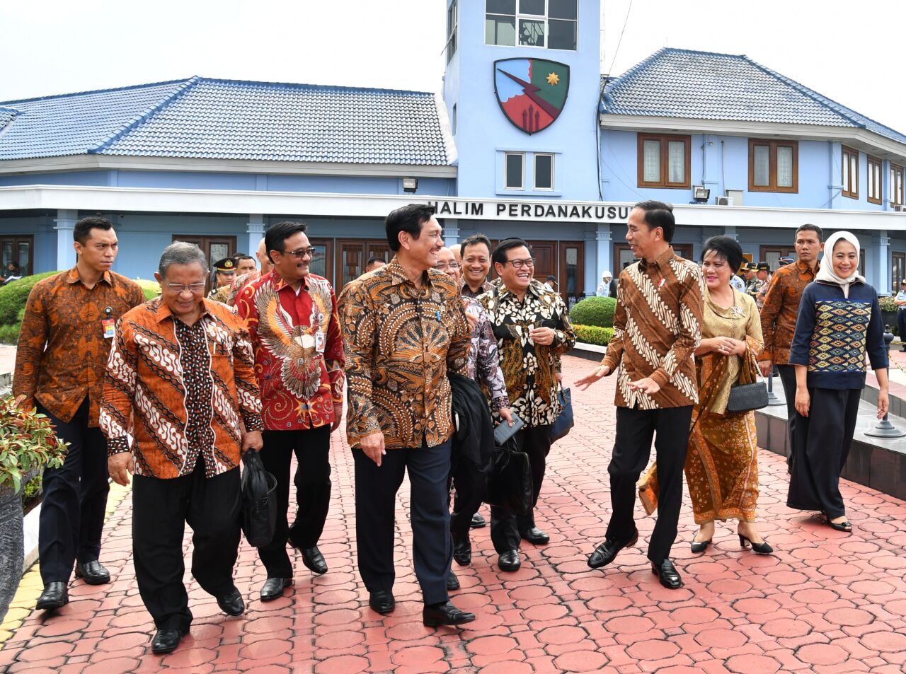 Presiden Joko Widodo didampingi Ibu Negara Iriana Widodo bertolak menuju Singapura melalui Pangkalan TNI AU Halim Perdanakusuma Jakarta, Rabu (6/9). (Foto: Biro Pers/Setpres)