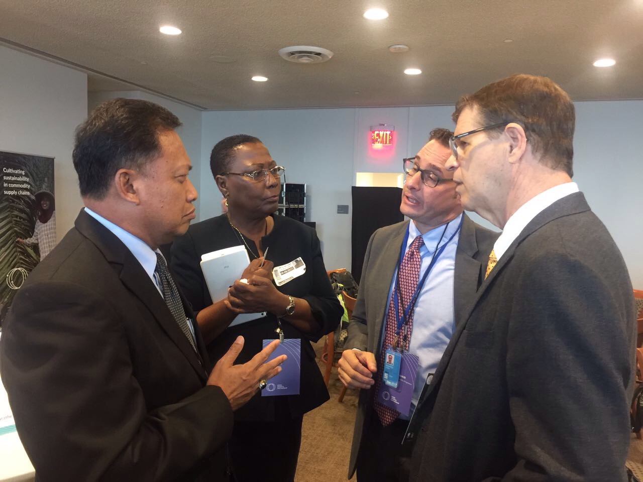 BAHAS SAWIT: (dari kiri) Ketua Umum GAPKI Joko Supriyono berbincang dengan Menteri Pertanian Liberia Seklau E. Wiles, Global Head UNDP Andrew Bovarnick, dan Presiden Sociedade Rural Brasileira, Marcelo Weyland Barbosa Viera sebelum Pertemuan Tingkat Tinggi UNDP di Markas PBB, New York, Rabu (6/9).