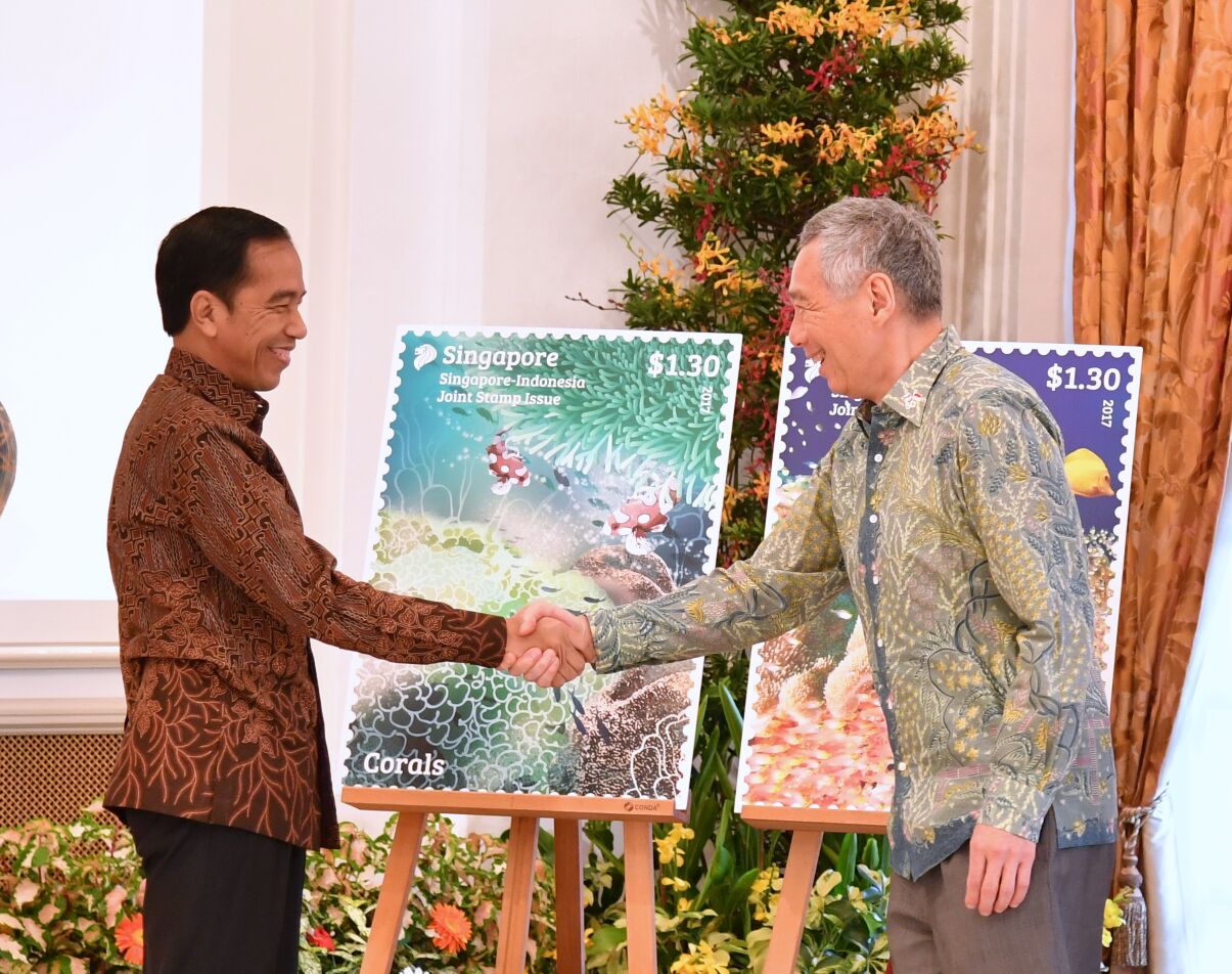  Presiden Joko Widodo yang mengenakan kemeja batik lengan panjang berwarna coklat tua bersalaman dengan PM Lee di The Istana, Singapura, Kamis (7/9). (Foto: Biro Pers/Setpres)  