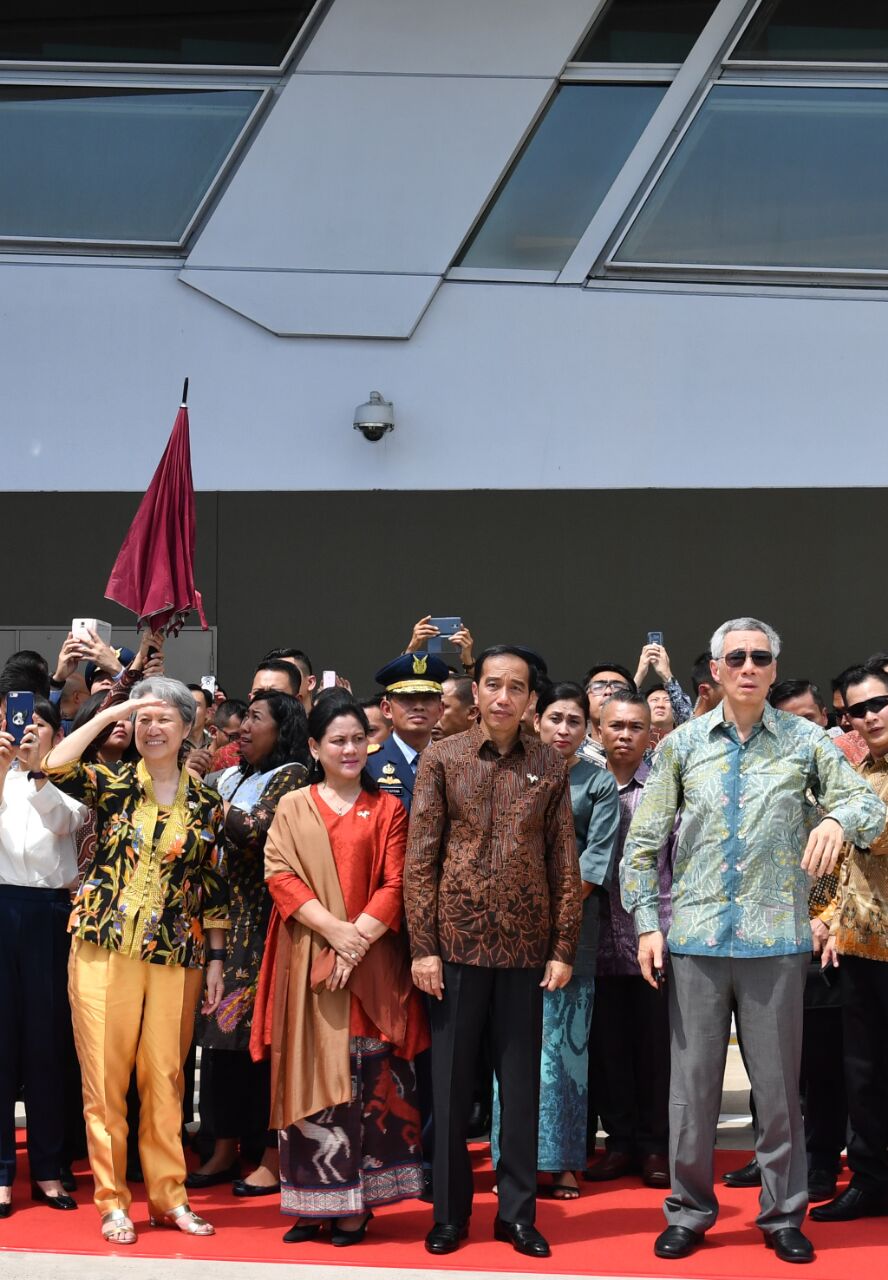 Presiden Joko Widodo bersama Perdana Menteri Singapura Lee Hsien Loong menghadiri kegiatan Joint Fly-Past gabungan antara TNI Angkatan Udara (TNI AU) dan Royal Singapore Air Force (RSAF), di Marina Bay Cruise Center, Singapura, Kamis, (7/9). (Foto: Biro Pers/Setpres) 