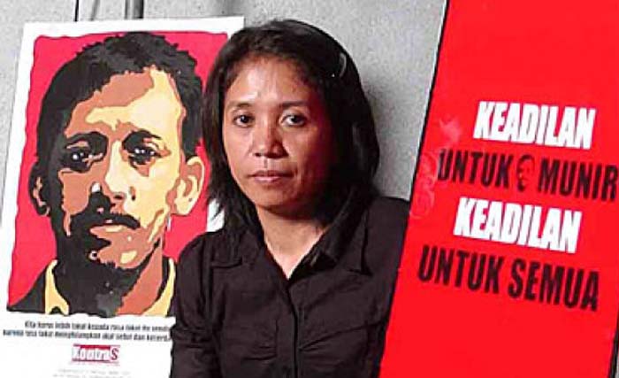 Suciwati dan poster Munir. (foto: tempo.co)