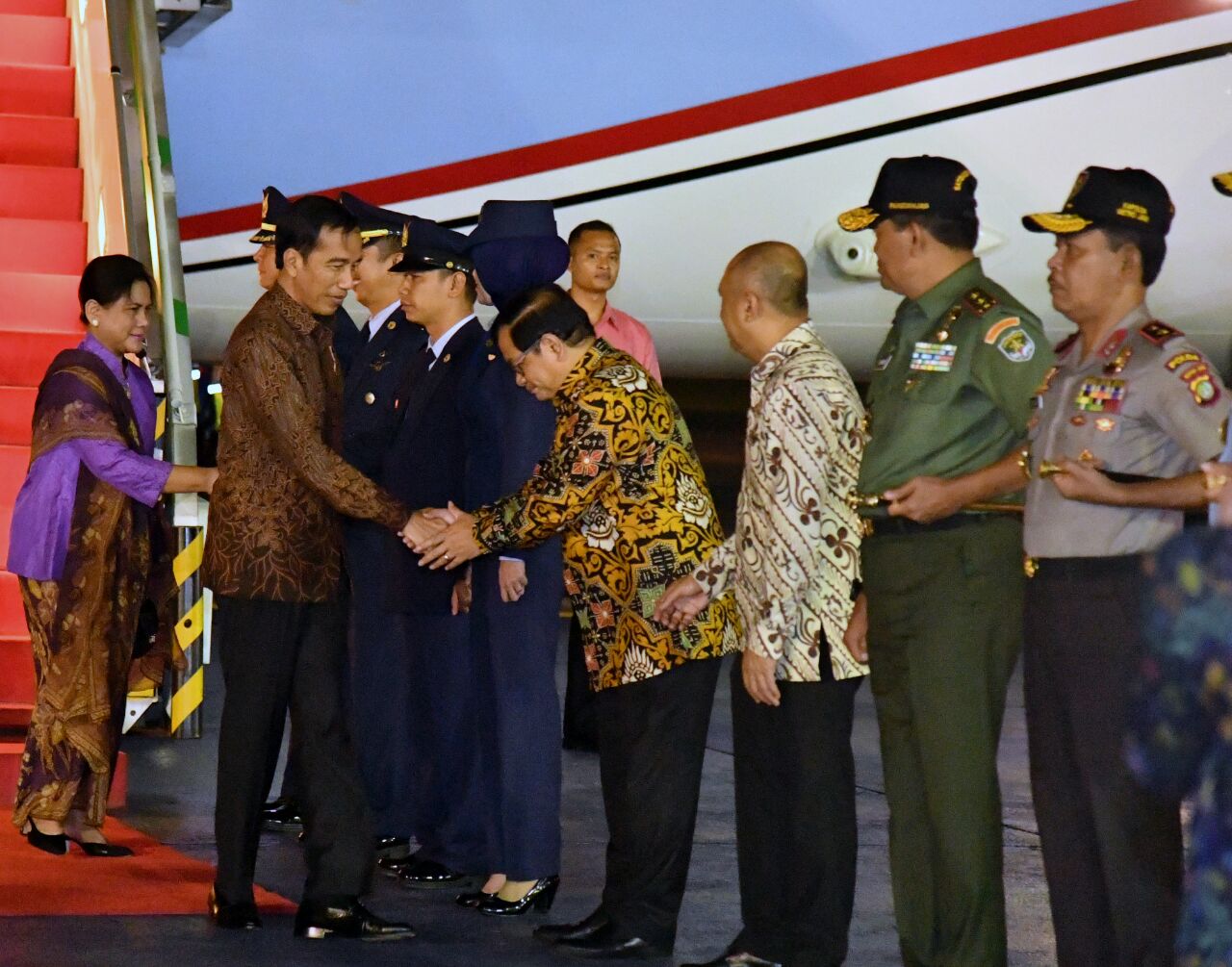 Presiden Joko Widodo beserta rombongan tiba di Pangkalan TNI AU Halim Perdanakusuma Jakarta, Kamis (7/9). (Foto: Biro Pers/Setpres) 