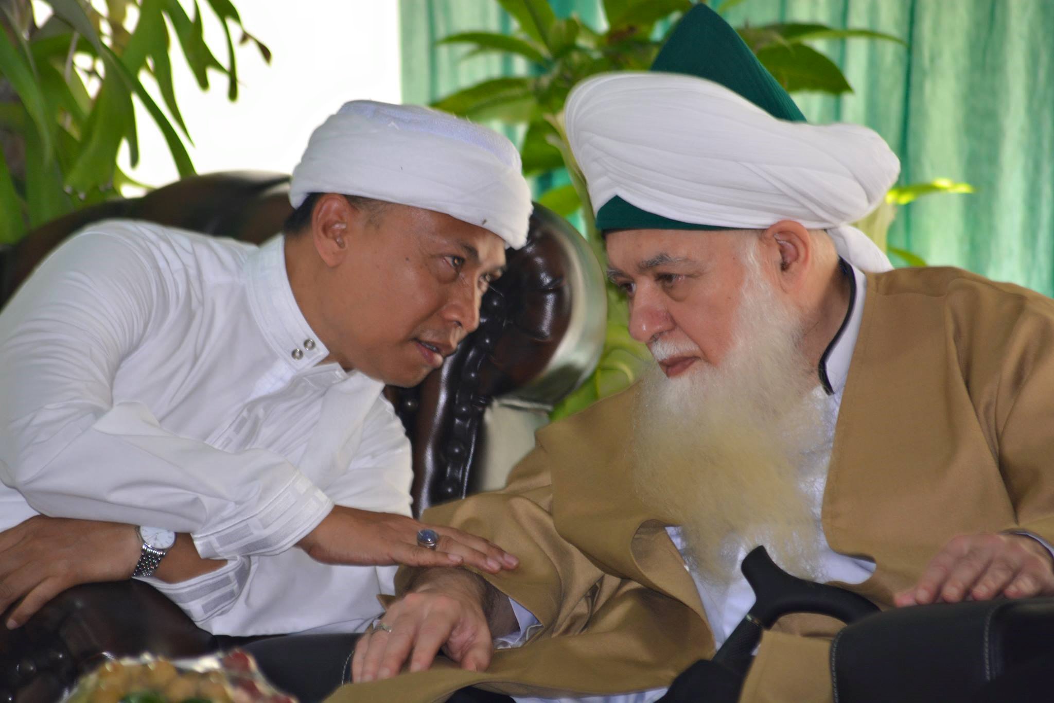 KIRI: KH Luqman Al-Karim, bersama Syaikh Nazhim Al-Haqani (almaghfurlahum), Mursyid Tarekat Nasyabandiyah di AS. (foto: dok ngopibareng.id)