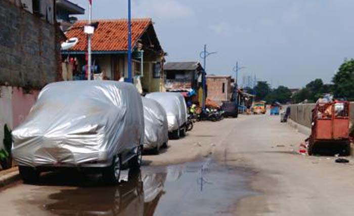 Berdasarkan Perda DKI, pemilik mobil harus punya garasi sendiri. Mobil tidak boleh diparkir di tepi jalan umum seperti foto di atas. (foto: dokumentasi)