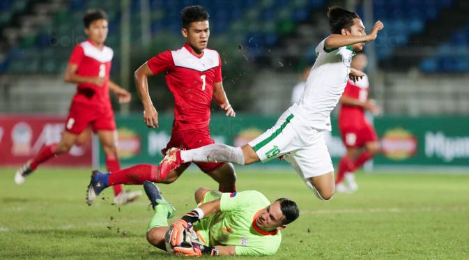 Kiper  Filipina Quincy Kammeraad saat jatuh bangun menahan gempuran pemain Timnas Indonesia, tadi malam. 