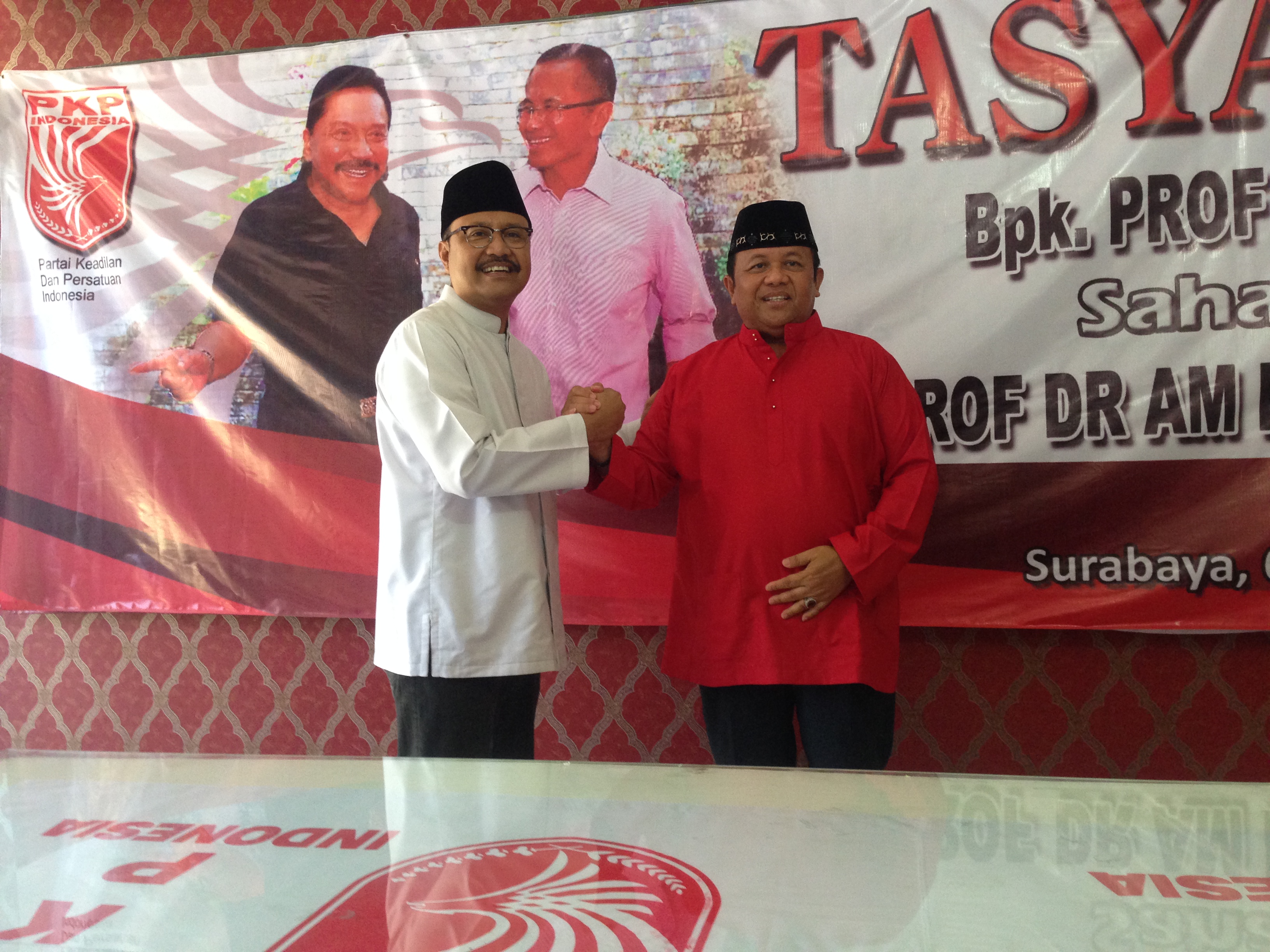 Gus Ipul dan Ketua DPP PKPI Hadiatmoko, di kantor PKPI Jatim, Jalan Kartini, Surabaya, Jumat 8 September 2017. (Foto: frd/ngopibareng.id)