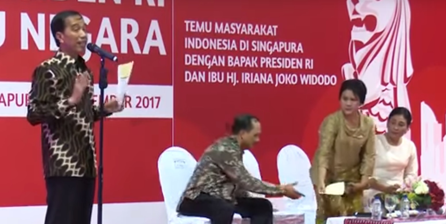  Presiden Joko Widodo memberi sambutan dalam kunjungannya kerjanya untuk menyapa masyarakat Indonesia di Singapura. Rabu, 7 September 2017.