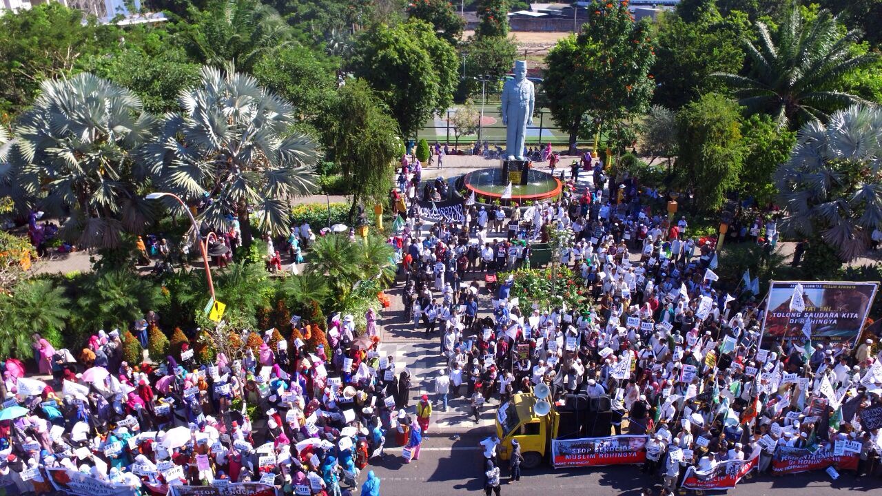 700 massa memadati Taman Apsari depan Gedung Grahadi, Surabaya, Jumat, 8 September 2017. (Foto: Istimewa)