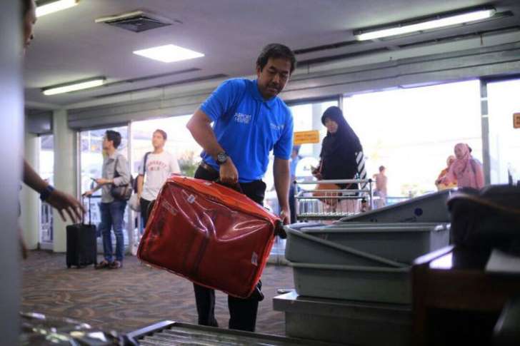Direktur Utama PT Angkasa Pura II Muhammad Awaluddin saat menyamar sebagai helper. Foto : Istimewa