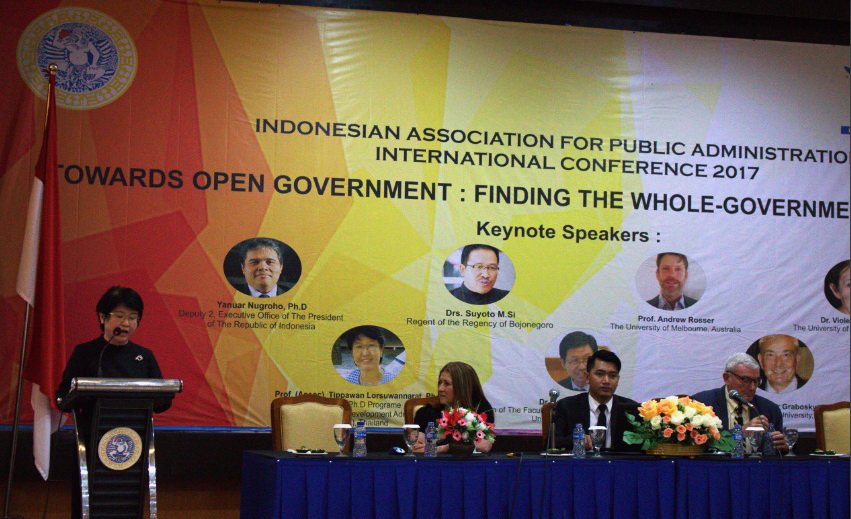 Pembicara yang hadir sedang melakukan presentasi kertas kerjanya dalam Konferensi Internasional IAPA, di Aula Kahuripan, Kantor manajemen UNAIR, Jumat (7/9). (Foto: Istimewa).