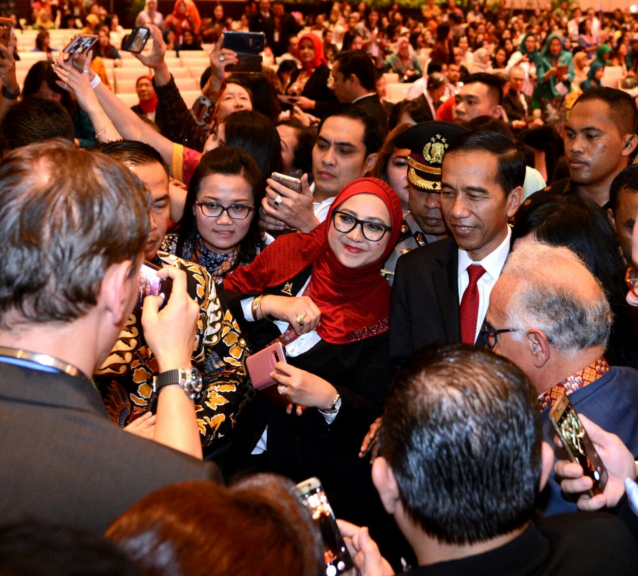 Presiden Joko Widodo foto bersama peserta Rapat Komisi Asia Ikatan Notaris Internasional (CAAsUINL) dan Seminar Internasional Ikatan Notaris Indonesia (INI) yang diselenggarakan di Bali Nusa Dua Convention Center (BNDCC), Nusa Dua, Kabupaten Badung, Provinsi Bali, 8 September 2017. (Foto: Biro Pers/Setpres) 