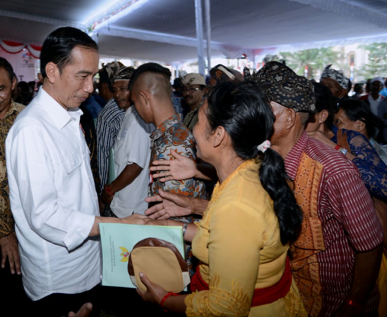 Presiden Joko Widodo menyerahkan sertifikat tanah untuk rakyat Bali, Jumat 8 September 2017. (Foto: Biro Pers/Setpres)