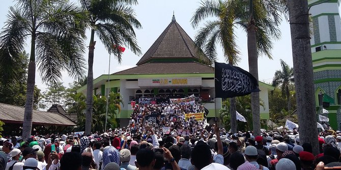 BELA Rohingya di Depan Masjid Agung Magelang.