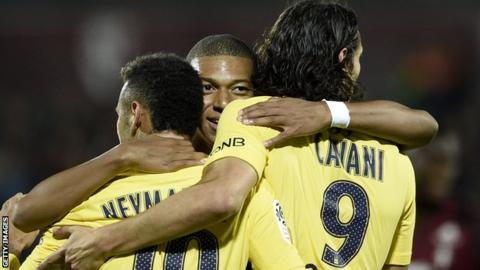 Kylian Mbappe mendapat pelukan hangat dari dua bintang PSG Neymar dan Cavani usai mencetak gol dalam debut perdananya, dini hari tadi.