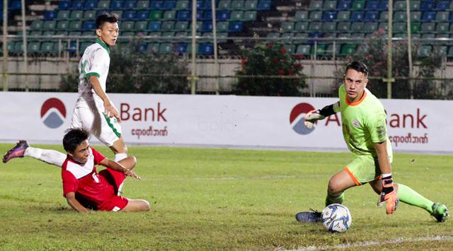 Aksi kiper Filipina saat diberondong sembilan gol melawan Indonesia di ajang Piala AFF U18. 