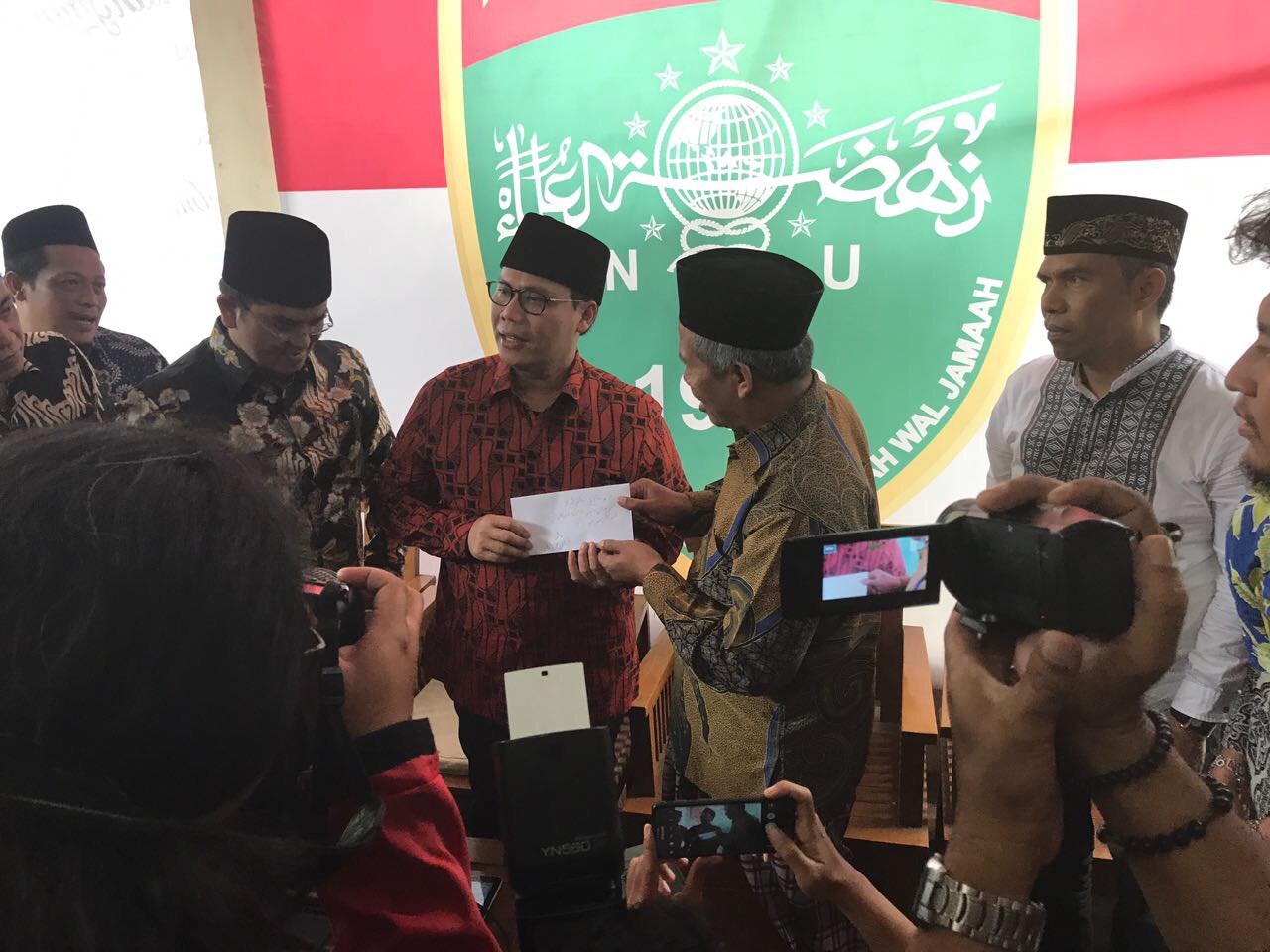 Wasekjen DPP PDIP Ahmad Basarah menerima surat berbahasa Arab Pegon dari KH Marzuki Mustamar