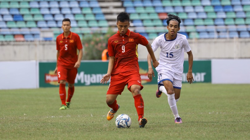 Striker Vietnam,  Nguyen Khac Khiem beraksi melewati pemain Filipina, petang tadi.