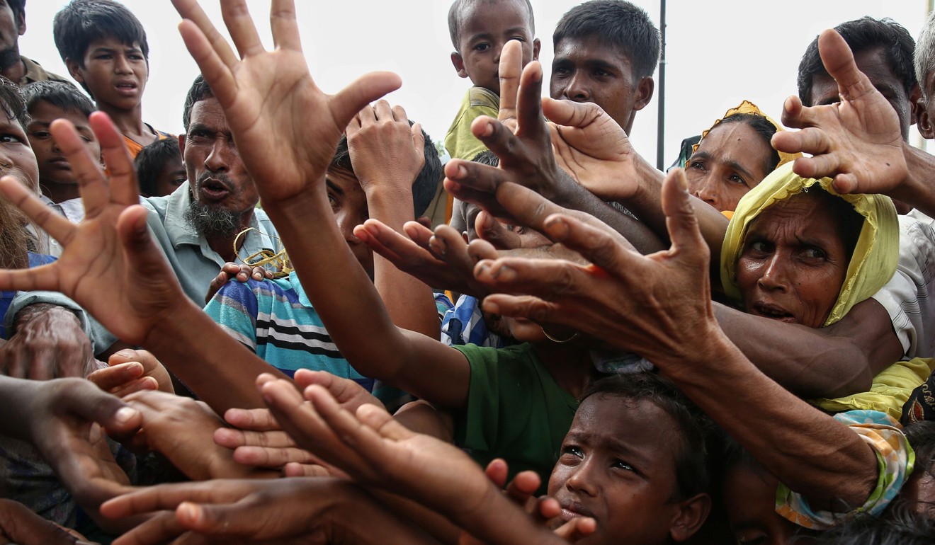 Warga Rohingya meminta bantuan di wilayah Ukhiya, perbatasan Bangladesh. (Foto:AFP)
