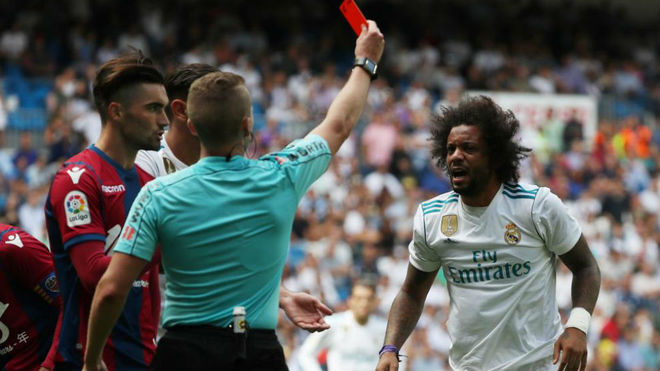 Pemain Real Madrid, Marcelo diganjar kartu merah saat menghadapi Levante dalam lanjutan Liga Spanyol, dini hari tadi. 