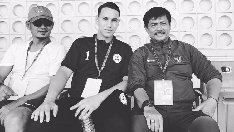 Gaya kiper Filipina saat mendampingi Pelatih Timnas Indonesia Indra Sjafri menonton laga Vietnam melawan Filipina, tadi malam.