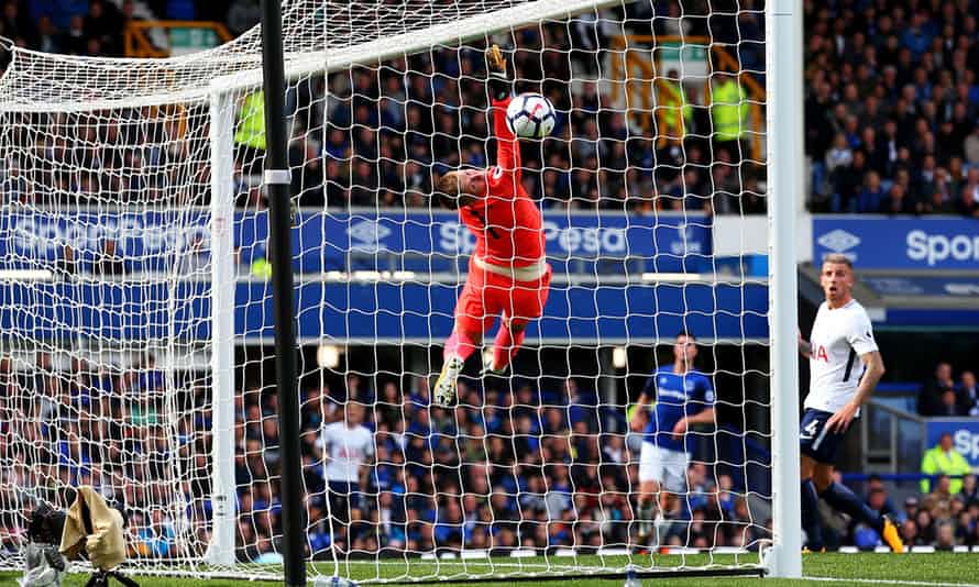 Penjaga gawang Everton Jordan Pikford tak bisa mengantisipasi tendangan indah Harry Keane. 